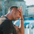 頭を抱える男性