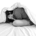 眠れず病んでいる女性