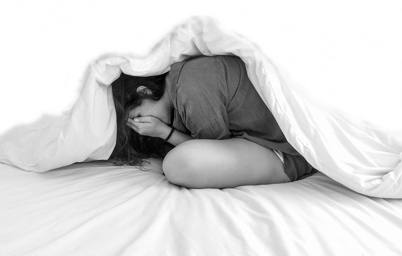 眠れず病んでいる女性