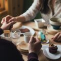 飲食をともにする男性2人
