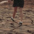 ひとりぼっちで歩く女性
