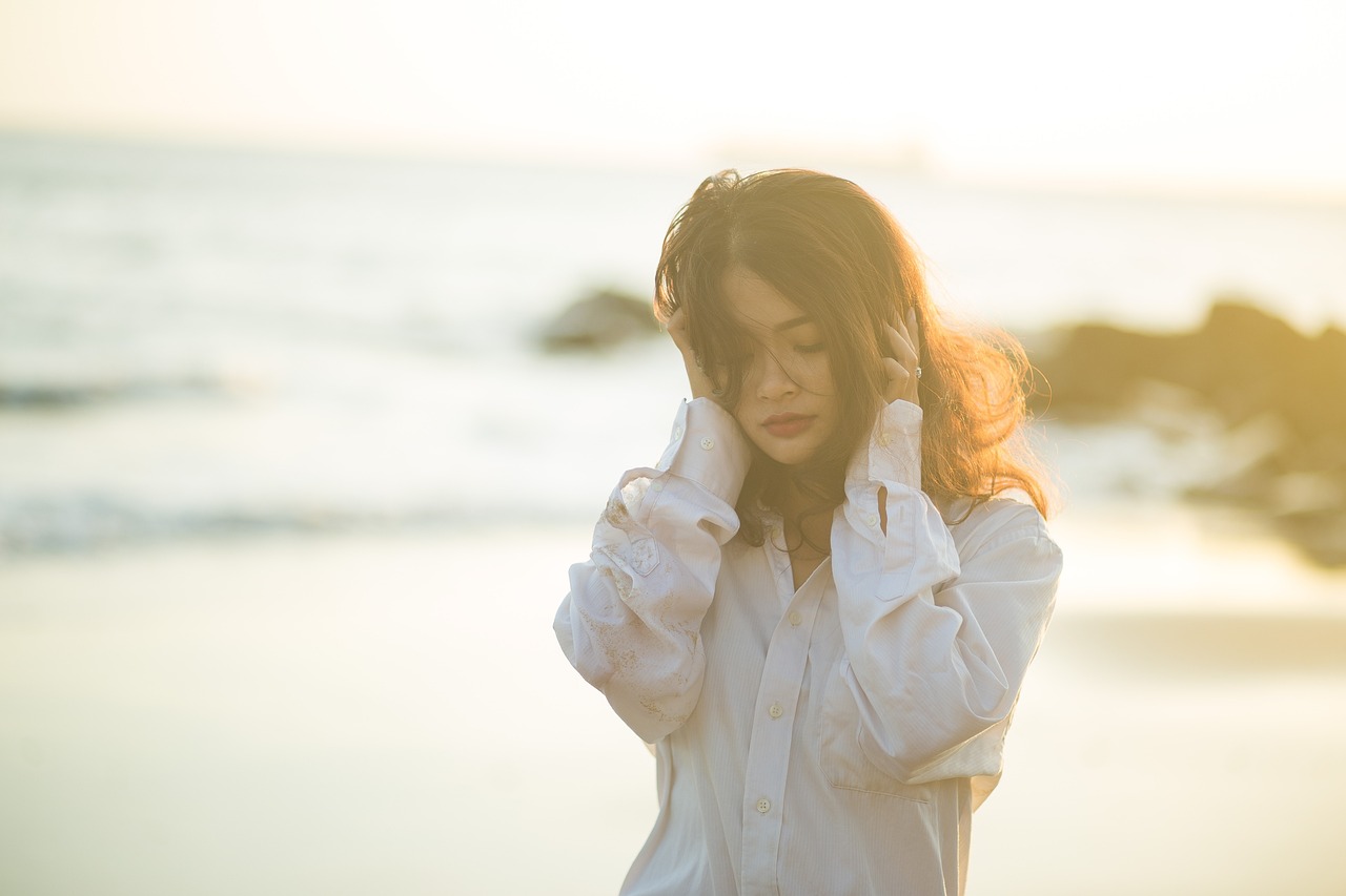つらい、悲しい気持ちを感じる女性