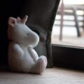 寂しそうにしているぬいぐるみ