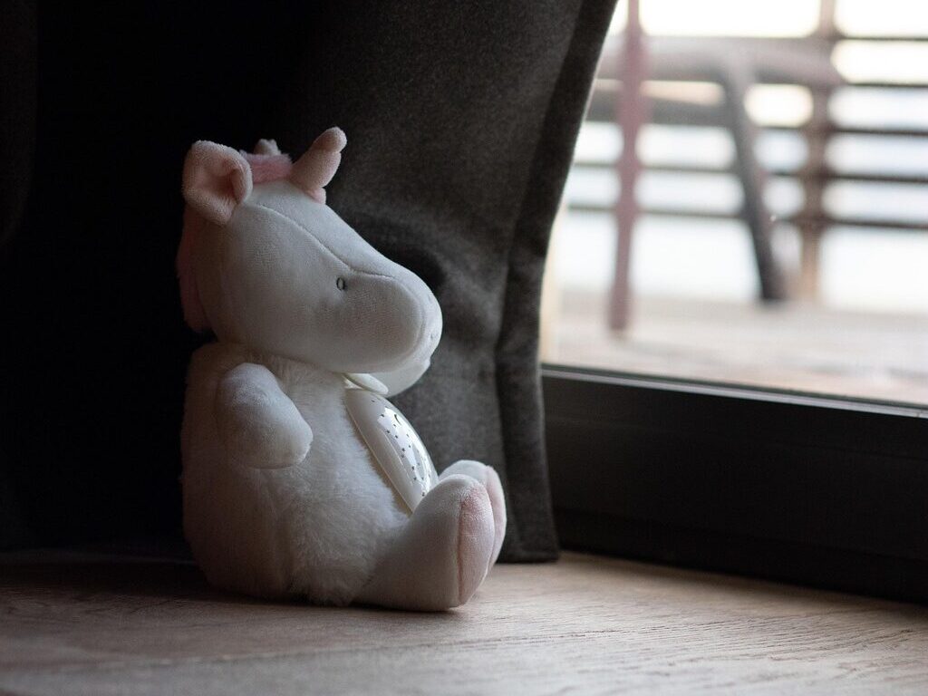 寂しそうにしているぬいぐるみ