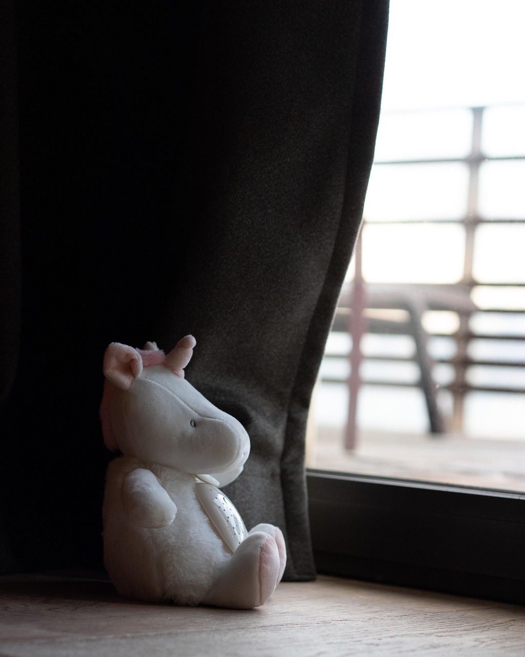 寂しそうにしているぬいぐるみ