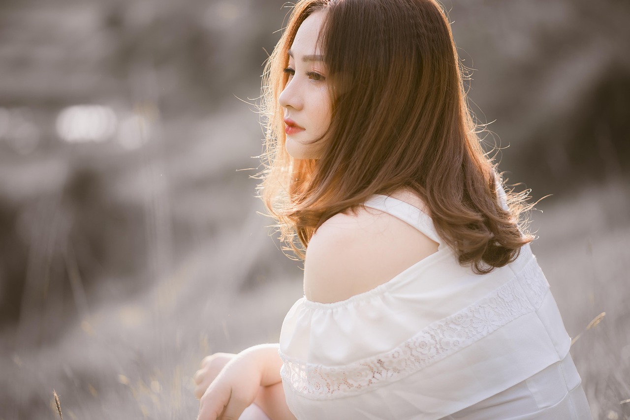 遠くを見つめる女性